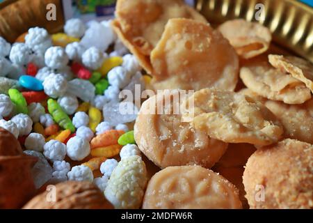 Prasadam assortiti / offerta di Shree Dwarkadhish Tempio in una piastra di rame su sfondo blu / Gujarat / India Foto Stock