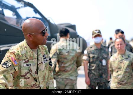 Il generale Hee Hyun Shin, comandante del comando operativo dell'esercito della Repubblica di Corea del 2nd, ha visitato la Brigata dell'aviazione di combattimento del 2nd il 22 luglio 2022 per ricevere un brief sulle capacità dell'AH-64E V6 e dell'aquila grigia mq-1C. Il Chief Warrant Officer 3 Reginal Smith, un pilota di elicotteri Apache AH-64E, ha informato il Gen. Shin sulle capacità del suo aereo e su ciò che il suo aereo può fare quando utilizza il team con equipaggio-senza equipaggio con la mq-1C Gray Eagle. Foto Stock