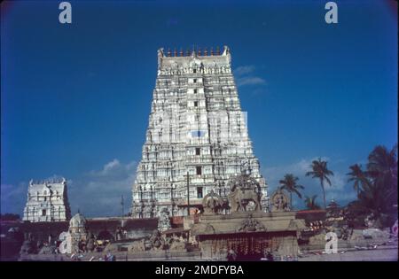 Il tempio di Ramanathaswamy è un tempio indù dedicato al dio Shiva situato sull'isola di Rameswaram, nello stato del Tamil Nadu, in India. Rameshwaram Tempio è noto per essere una parte di uno dei dodici Jyotirlingas (lingam di luce) di Signore Shiva in India. Foto Stock