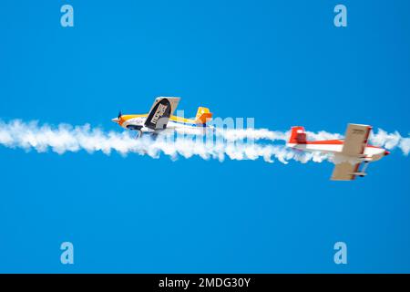 L'inestimabile team Airshows esegue acrobazie aeree durante la Military Open House del Montana "Flight Over the Falls" presso la base della Guardia Nazionale aerea di Montana, Great Falls, Montana, 2X luglio 2022. Il team di formazione di 2 navi è del nord-ovest del Pacifico e vola con il segnale di chiamata "Orca Flight". Foto Stock