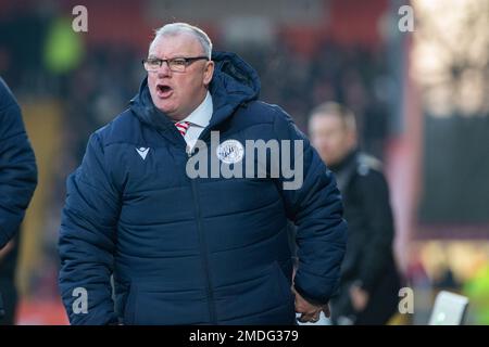 Stevenage FC manager / capo allenatore Steve Evans urlando dal touch line durante il gioco Foto Stock