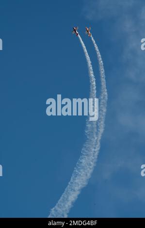 L'inestimabile team Airshows esegue acrobazie aeree durante la Military Open House del Montana "Flight Over the Falls" presso la base della Guardia Nazionale aerea di Montana, Great Falls, Montana, 23 luglio 2022. Il team di formazione di 2 navi è del nord-ovest del Pacifico e vola con il segnale di chiamata "Orca Flight". Foto Stock