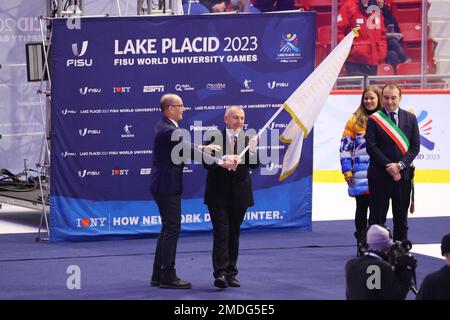 (Da L a R) Leonz Eder FISU Presidente, Lornezo Lentini, Stefano Lusso, 22 GENNAIO 2023 : Lake Placid 2023 FISU World University Games cerimonia di chiusura invernale al Centro Olimpico di Lake Placid, NY, USA. Credit: YUTAKA/AFLO SPORT/Alamy Live News Foto Stock