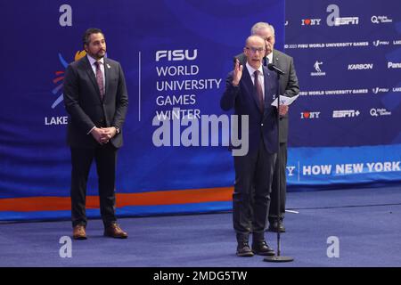 (Da L a R) Leonz Eder FISU Presidente, Lornezo Lentini, Stefano Lusso, 22 GENNAIO 2023 : Lake Placid 2023 FISU World University Games cerimonia di chiusura invernale al Centro Olimpico di Lake Placid, NY, USA. Credit: YUTAKA/AFLO SPORT/Alamy Live News Foto Stock