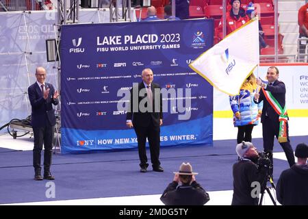 (Da L a R) Leonz Eder FISU Presidente, Lornezo Lentini, Stefano Lusso, 22 GENNAIO 2023 : Lake Placid 2023 FISU World University Games cerimonia di chiusura invernale al Centro Olimpico di Lake Placid, NY, USA. Credit: YUTAKA/AFLO SPORT/Alamy Live News Foto Stock