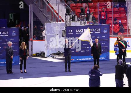 (Da L a R) Art Devlin, Ashley Walden, Leonz Eder FISU Presidente, Lornezo Lentini, Stefano Lusso, 22 GENNAIO 2023 : Lake Placid 2023 FISU World University Games cerimonia di chiusura invernale al Centro Olimpico di Lake Placid, NY, USA. Credit: YUTAKA/AFLO SPORT/Alamy Live News Foto Stock