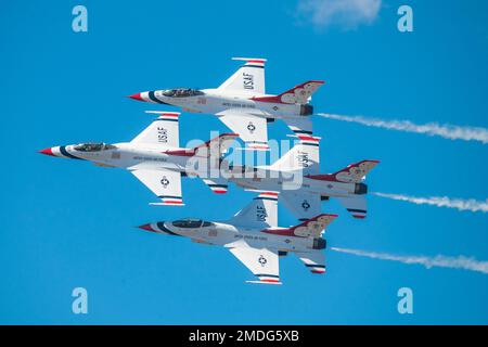 I piloti dello U.S. Air Force Air Demonstration Squadron "Thunderbirds" si esibiscono durante il "Flight over the Falls" del Montana Military Open House presso la Montana Air National Guard base, Great Falls, Montana, 23 luglio 2022. I Thunderbirds sono il principale squadrone di dimostrazione aerea della U.S. Air Force. FlightOverTheFalls, MOH, MontanaAirNationalGuard, Thunderbirds, airshow, Foto Stock