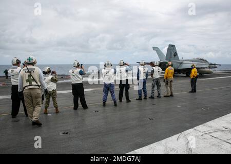 220723-N-MM912-2008 OCEANO PACIFICO (23 luglio 2022) leader militari del Giappone, Australia, E il Canada osservano un F/A-18F Super Hornet, assegnato al 'Black Aces' di Strike Fighter Squadron (VFA) 41, lancio dal ponte di volo della portaerei di classe Nimitz USS Abraham Lincoln (CVN 72) durante Rim of the Pacific (RIMPAC) 2022. Ventisei nazioni, 38 navi, tre sommergibili, più di 170 aerei e 25.000 persone partecipano a RIMPAC dal 29 giugno al 4 agosto nelle Isole Hawaii e nella California meridionale. Il più grande esercizio marittimo internazionale del mondo, RIMPAC pr Foto Stock