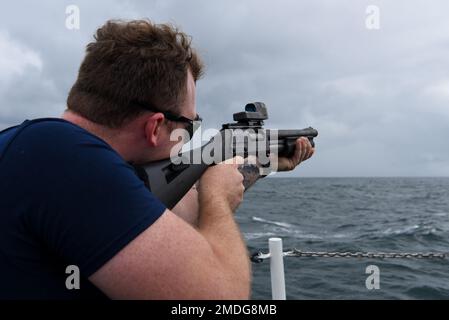 STATI UNITI Coast Guard Petty Officer 2nd Class Stephen Reiss, Boatswain Mate assegnato alla famosa classe media resistenza taglierina USCGC Mohawk (WMEC 913), conduce LA51 dispositivi di avvertimento di addestramento mentre in corso nell'Oceano Atlantico, 23 luglio 2022. USCGC Mohawk è in fase di distribuzione pianificata negli Stati Uniti Naval Forces Africa area of Operations, impiegato dagli Stati Uniti Sesta flotta per difendere gli interessi degli Stati Uniti, degli alleati e dei partner. Foto Stock