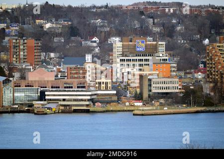 Vista di Queen Street nel centro di Dartmouth, Nuova Scozia, Canada, tra cui Alderney Landing e l'ex Municipio di Dartmouth Foto Stock