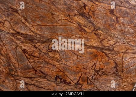 Bidasar marrone. Foto di dettaglio della lastra di Rainforest Brown. Marmo marrone chiaro, caotica e ruvida strisce marrone scuro e beige. Materiali naturali per interni Foto Stock