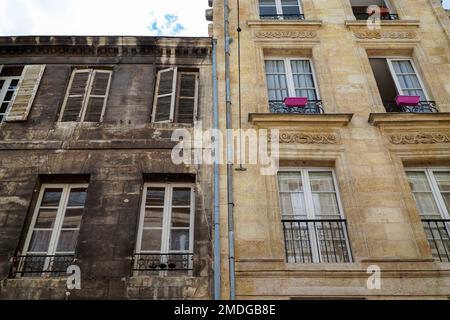 Edificio di confronto prima e dopo la pulizia facciate anteriori con differenza tra pulizia facciata casa e sporco Foto Stock