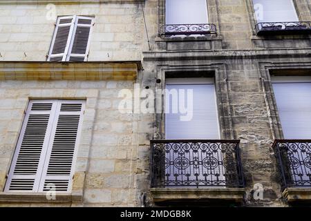 Confronto di prima e dopo le facciate pulite dell'edificio con la differenza tra il lavaggio della facciata pulita casa e quella sporca Foto Stock