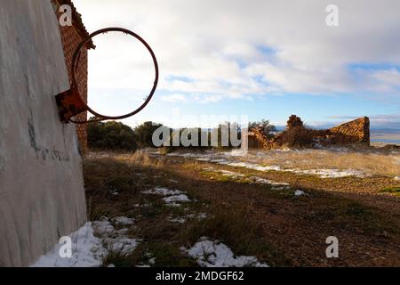 Vecchio canestro da basket. Berrueco, Laguna de Gallocanta, campo de Daroca, Saragozza, Aragón, Spagna, Europa. Foto Stock