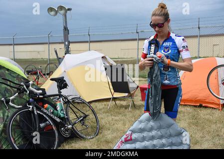 STATI UNITI Amber Knuthson, assistente medico dello squadrone Space Warning 137th, allestì le sue attrezzature da campeggio presso la 185th Air Refueling Wing a Sioux City, Iowa, il 23 luglio 2022. Knuthson è membro della Air Force Cycling Team, che sta guidando nel 2022 Register’s Annual Great Bicycle Ride attraverso l’Iowa. Foto Stock