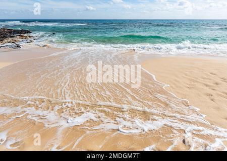 Onda receding sulla spiaggia di Corralejo, Fuerteventura, Isole Canarie. Foto Stock