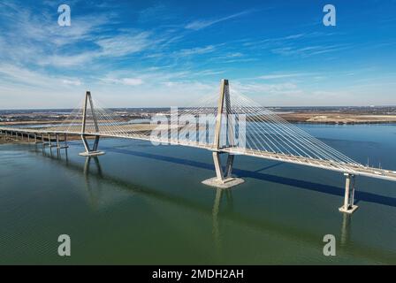 Una vista aerea del Arthur Ravenel Jr. Ponte sul fiume Foto Stock