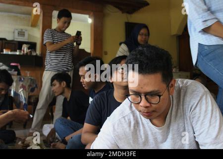 Giacarta, Indonesia - 02 24 2020: Giovani che si riuniscono durante le vacanze universitarie Foto Stock