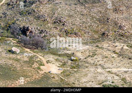 SANDDRIF, SUD AFRICA - 7 SETTEMBRE 2022: Vista dal sentiero fino alle crepe di Wolfberg e all'Arco vicino a Sanddrif nel Western Cape Cederberg. I veicoli sono vi Foto Stock