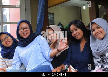 Giacarta, Indonesia - 02 24 2020: Espressioni di donne hijab che si riuniscono e sembrano felici Foto Stock