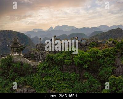 Drago gigante al tempio di Hang Mua a Tam Coc, Vietnam Foto Stock