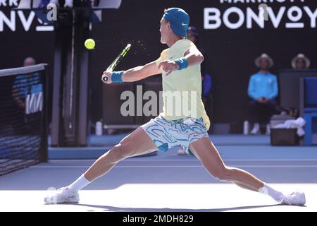 Melbourne, Australia. 23rd Jan, 2023. Holger Rune di Danimarca in azione contro Andrey Rublev, Day 8 all'Australian Open Tennis 2023 alla Rod Laver Arena di Melbourne, Australia, il 23 gennaio 2023. Foto di Peter Dovgan. Solo per uso editoriale, licenza richiesta per uso commerciale. Non è utilizzabile nelle scommesse, nei giochi o nelle pubblicazioni di un singolo club/campionato/giocatore. Credit: UK Sports Pics Ltd/Alamy Live News Foto Stock