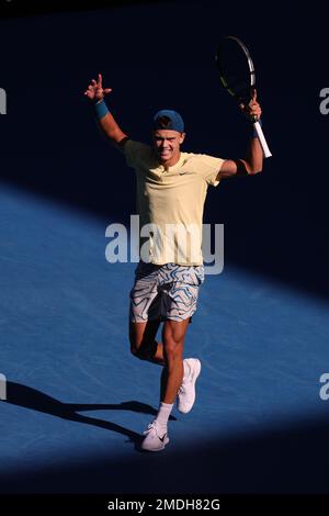 Melbourne, Australia. 23rd Jan, 2023. Holger Rune di Danimarca reagisce durante la partita contro Andrey Rublev, Day 8 all'Australian Open Tennis 2023 alla Rod Laver Arena di Melbourne, Australia, il 23 gennaio 2023. Foto di Peter Dovgan. Solo per uso editoriale, licenza richiesta per uso commerciale. Non è utilizzabile nelle scommesse, nei giochi o nelle pubblicazioni di un singolo club/campionato/giocatore. Credit: UK Sports Pics Ltd/Alamy Live News Foto Stock