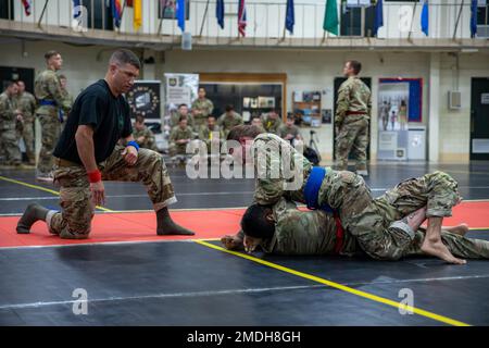 Lauren Peel, assegnato alla 323rd Military Police Company, abbattere il suo avversario durante il torneo della Guardia Nazionale dell'Ohio 2022 il 23 luglio 2022, presso l'Armeria del Major Gen. Robert S. Beightler a Dublino, Ohio. Gli Stati Uniti Il programma combatives dell’esercito migliora la preparazione ai combattimenti unitari costruendo il coraggio personale, la fiducia e la resilienza dei soldati, nonché la loro capacità di risposta situazionale alle minacce da vicino nell’ambiente operativo. (Foto di SPC. Carleeann Smiddy, 196th distaccamento Mobile Public Affairs) Foto Stock