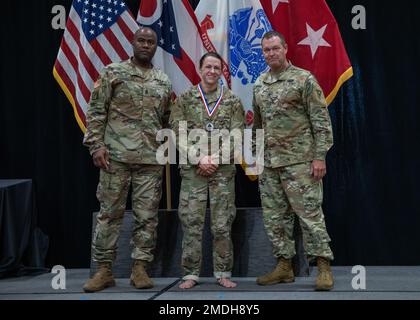 Brig. Thomas E. Moore II (a destra), assistente generale dell'Ohio per l'esercito, comando Sgt. Major Sheldon Champliss (a sinistra), comando della Guardia Nazionale dell'Ohio, sergente maggiore e SPC. Lauren Peel (al centro), assegnato alla Società di polizia militare del 323rd, Si tratta di una foto dopo aver assegnato Peel 2nd° posto nel torneo della Guardia Nazionale dell'esercito dell'Ohio del 2022, il 23 luglio 2022, presso l'Armeria Robert S. Beightler di Dublino, Ohio. Gli Stati Uniti Il programma combatives dell’esercito migliora la preparazione ai combattimenti unitari costruendo il coraggio personale, la fiducia e la resilienza dei soldati, nonché la loro situazione Foto Stock