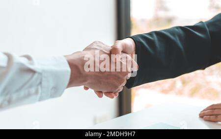 Commercialisti e rivenditori finanziari che scuotono la mano per congratularsi con le prestazioni a due cifre del bene immobile, le riunioni e il concetto di scuotimento della mano. Foto Stock