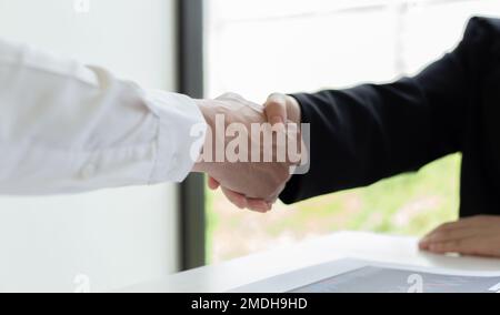 Commercialisti e rivenditori finanziari che scuotono la mano per congratularsi con le prestazioni a due cifre del bene immobile, le riunioni e il concetto di scuotimento della mano. Foto Stock