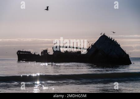 Silhoutte della SS Palo Alto, un vecchio naufragio della seconda guerra mondiale al largo della costa di Aptos, California Foto Stock