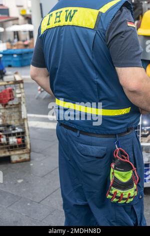 Un volontario del tedesco 'Technisches Hilfswerk' (Agenzia federale per il soccorso tecnico) con il segno 'THW' sul retro del suo giubbotto Foto Stock