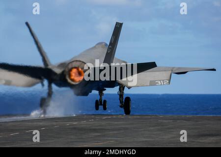 220724-N-MM912-1005 OCEANO PACIFICO (24 luglio 2022) un F-35C Lightning II, assegnato ai 'Cavalieri neri' di Marine Fighter Attack Squadron (VMFA) 314, lancia dal ponte di volo del vettore aereo di classe Nimitz USS Abraham Lincoln (CVN 72) durante il Rim of the Pacific (RIMPAC) 2022. Ventisei nazioni, 38 navi, tre sommergibili, più di 170 aerei e 25.000 persone partecipano a RIMPAC dal 29 giugno al 4 agosto nelle Isole Hawaii e nella California meridionale. Il più grande esercizio marittimo internazionale del mondo, RIMPAC offre un’opportunità di formazione unica, mentre è fosterin Foto Stock