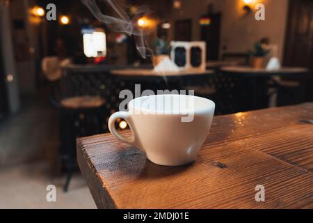 Caffè latte art sulla scrivania di legno nella caffetteria cafe Foto Stock