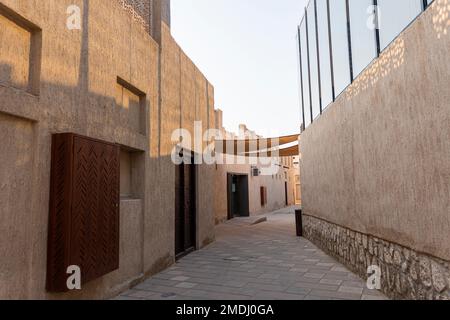 Vecchia Dubai. Strade arabe tradizionali nel quartiere storico di al Fahidi, al Bastakiya. Dubai, Emirati Arabi Uniti. Foto Stock