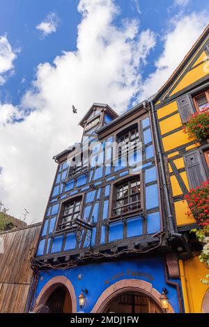 Francia, Haut-Rhin (68), Riquewihr, labellisé Les Plus Beaux Villages de France, maisons à colombages, automne Foto Stock