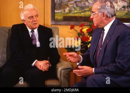 FOTO ARCHIVIO: Eduard SCHEWARDNADSE avrebbe avuto 95 anni il 25 gennaio 2023, Eduard SCHEWARDNADSE, ministro degli Esteri dell'URSS, ha lasciato, in conversazione con il cancelliere federale Helmut KOHL, CDU, Cancelleria federale, 19.01.1988 a Bonn Â Foto Stock