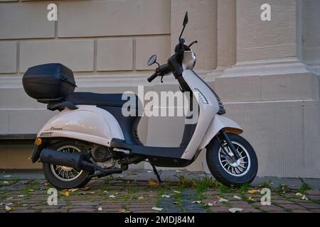 vespa scooter bianco parcheggiato in una città, tedesco Foto Stock