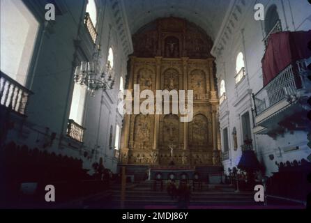 Il sé Catedral de Santa Catarina, noto come se Cathedral, è la cattedrale della Chiesa Latina Arcidiocesi di Goa e Daman e la sede del Patriarca delle Indie Orientali. Fa parte del Patrimonio Mondiale dell'Umanità, chiese e conventi di Goa situato nella Vecchia Goa, India. La Cattedrale se fu costruita per commemorare la vittoria dei portoghesi sotto Afonso de Albuquerque su un esercito musulmano, che portò alla cattura della città di Goa nel 1510. Dal giorno della vittoria, avvenuta nella festa di Santa Caterina, la cattedrale le fu dedicata. Foto Stock