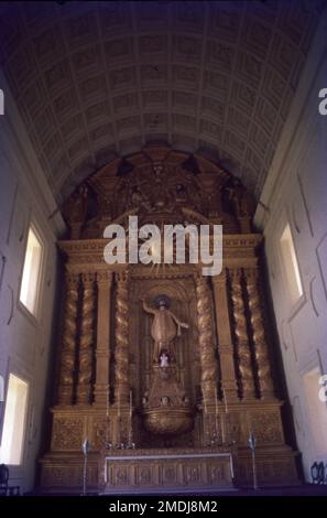 Il sé Catedral de Santa Catarina, noto come se Cathedral, è la cattedrale della Chiesa Latina Arcidiocesi di Goa e Daman e la sede del Patriarca delle Indie Orientali. Fa parte del Patrimonio Mondiale dell'Umanità, chiese e conventi di Goa situato nella Vecchia Goa, India. La Cattedrale se fu costruita per commemorare la vittoria dei portoghesi sotto Afonso de Albuquerque su un esercito musulmano, che portò alla cattura della città di Goa nel 1510. Dal giorno della vittoria, avvenuta nella festa di Santa Caterina, la cattedrale le fu dedicata. Foto Stock