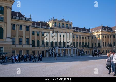 Vista sulla facciata del Palazzo Schönbrunn, la principale residenza estiva dei governanti asburgici, situato a Hietzing, Vienna. Foto Stock