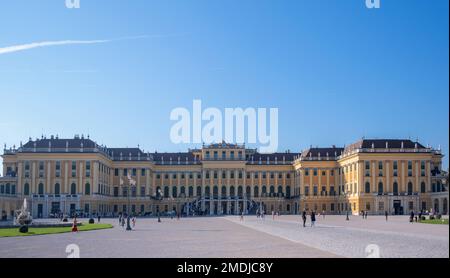 Vista sul Palazzo Schönbrunn, la principale residenza estiva dei governanti asburgici, situato a Hietzing, Vienna Foto Stock