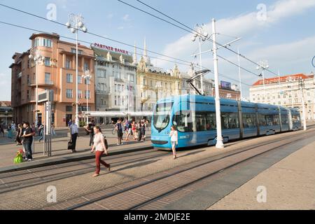 Croazia, Zagabria, tram in piazza principale - Trg Jelacica Bana. Foto Stock