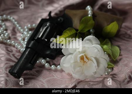 bianco bella rosa con perle e pistola. romantico. spazio di copia Foto Stock