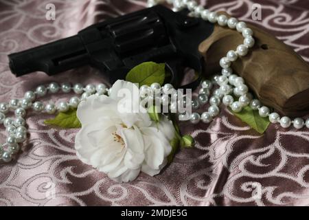 bianco bella rosa con perle e pistola. romantico. spazio di copia Foto Stock