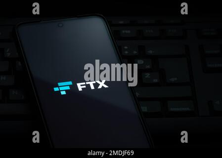 Ljubljana, Slovenia - 21 gennaio 2023: Logo FTX per lo scambio di criptovalute sullo schermo dello smartphone, posizionato sulla tastiera del computer Foto Stock