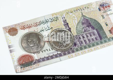 Sfondo delle vecchie banconote e monete egiziane di duecento sterline 200 EGP LE banconota conto della moschea Qani Bay e moneta di Orabi Revolution An Foto Stock