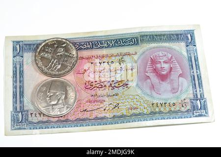 Sfondo delle vecchie banconote e monete egiziane di una sterlina egiziana 1 EGP LE banconota conto del re Tutankhamon e moneta della rivoluzione orabi e. Foto Stock
