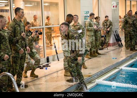 Spencer Fayles, una medica di combattimento con la 144th Area Support Medical Company, che rappresenta la Guardia Nazionale dello Utah nel concorso nazionale dei migliori guerrieri della Guardia universale, esce dalla piscina immersa testa a piedi durante un evento di nuoto di sopravvivenza alla Middle Tennessee state University di Murfreesboro, Tennessee, 25 luglio 2022. Quattordici dei migliori giovani della Guardia Nazionale della nazione hanno arruolato soldati e ufficiali non commissionati partecipano a un'intensa competizione di sei giorni in tutto il Tennessee per determinare chi sarà nominato migliore della Guardia Nazionale dell'Esercito. Foto Stock